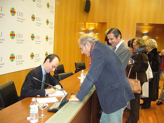 Fernando Prado Pardo firmando ejemplares de su libro