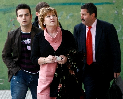 Ada Bustamante y su hijo Igor a su llegada a los juzgados de Santander